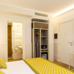 Parivuode ja avoin ovi kylpyhuoneeseen