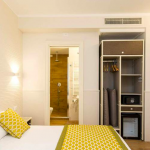 Parisänky ja avoin ovi vaatekomeroon