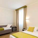 Parisänky ja sohvasänky taustalla