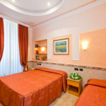 Vuoteet ja punaiset päiväpeitot