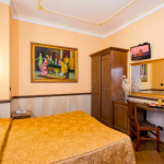 Puinen vatekaappi ja parisänky