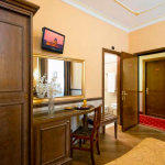 Puinen kirjoituspöytä