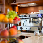 Kahvikone ja hedelmiä