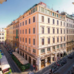 Katukuva hotellin kulmasta päivällä