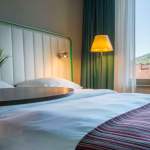 Parivuode ja näkymä ikkunasta taustalla