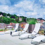 Aurinkotuoleja kattoterassilla