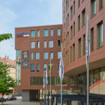 Katunaäkymä hotellista päivällä