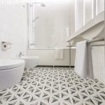 Musta-valkoinen kylpyhuone