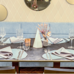 Ravintolapöytä ja kattaus