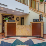 Puinen vastaanottotiski