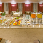 Aamiaisbuffetpöytä