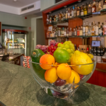 Hedelmiä baaritiskillä lasikulhossa