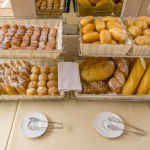 Leivonnaisia korissa