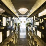 Sisäänkäynnin käytävä valaistuksella koristeltuna