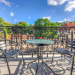 Parvekenäkymä kaupunkiin