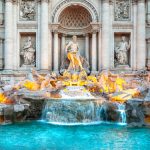 Valaistu Fontana di Trevin suihkulähde läheltä kuvattuna.