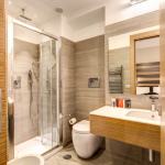 Kylpyhuone suihkulla