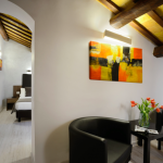 Kaksi nojatuolia ja taulu