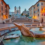 Espanjalaiset portaat ja suihkulähde hiljaisena hetkenä iltavalaistuksessa.