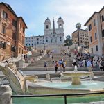 Ihmisiä nauttimassa aurinkoisesta päivästä Espanjalaisilla portailla.