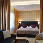 Kultaisten aamujen -sviitissä on verholla erotettu makuunurkkaus