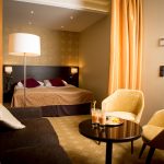 Kultaisten aamujen sviitti on sisustettu kullan ja viininpunaisen sävyin