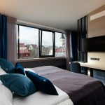 Superior huone, jonka ikkunasta näköala vanhaankaupunkiin