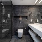 Superior huoneen kylpyhuoneessa on tyylikkäät tumman harmaat laatat