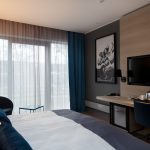 Superior huoneen tekstiileissä on käytetty tyylikästä tumman turkoosia