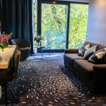 Puistosviitin oleskelutilasta on näköala puistoon