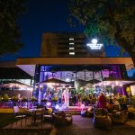 Ravintola Alleen kesäterassi iltavalaistuksessa