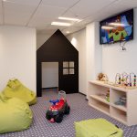 Kalev Span lasten leikkitilassa on tv ja joitakin leluja