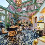 Sisäpihan katettu terassi