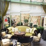 Sisäpihan katettu terassi