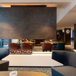 Kalev Span viihtyisässä aulassa on sohvaryhmiä rentoutumiseen