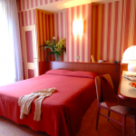 Punasävyinen Comfort huone