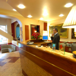 Mies puhuu vastaanottosikillä puhelimessa