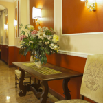 Pöytä ja kukkia käytävässä