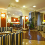 Raidallisia sohvia aulassa