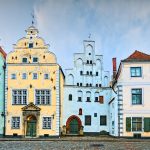 Kolme erilaista rakennusta vierekkäin