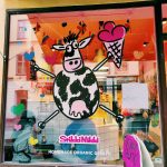 StikkiNikki -jäätelökioskin ikkuna