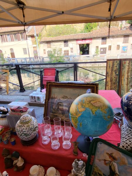 Kirppis- ja antiikkimarkkinat Naviglin kanava-alueella