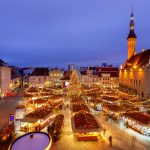 Tallinnan joulutori valokoristeineen ylhäältä päin katsottuna.