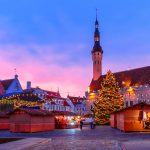 Näkymä Tallinnan joulutorille iltahämärässä.