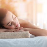 Nainen makaa hierontapöydällä kylpylässä