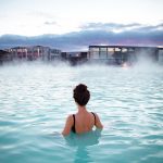 Nainen sinisellä laguunilla