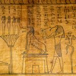 Lukekaa egyptiläisiä hieroglyfejä Vatikaanissa.