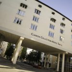 Clarion Hotel Tapton beige julkisivu. Hotellirakennus kulkee tien yli.