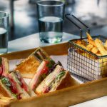 Juustoisia voileipiä ja ranskalaisia.