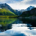 Vuoria kirkaan veden äärellä